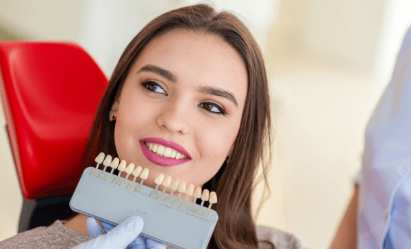 Les Facettes Dentaires en Porcelaine : Un Sourire Refait à Neuf