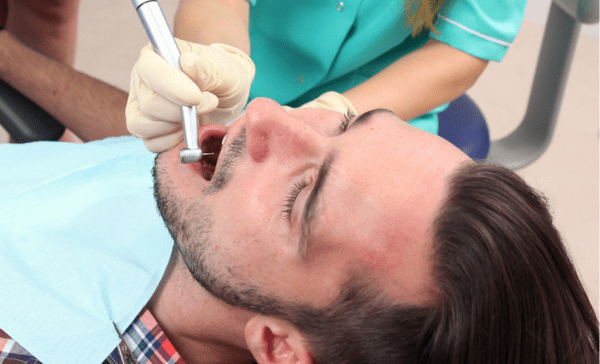 Détartrage Dentaire : Importance dans la Dentisterie Préventive