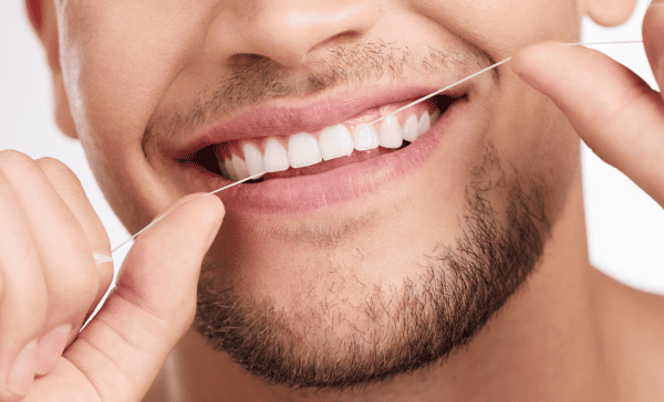 Le fil dentaire : pourquoi et comment l’utiliser correctement